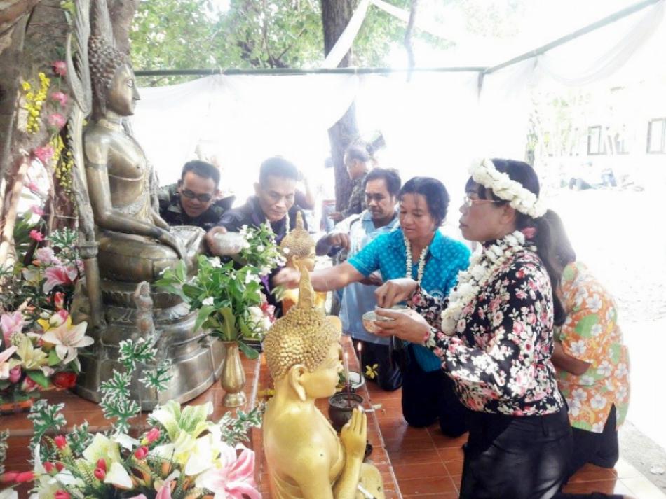 โครงการวันสงกรานต์และวันผู้สูงอายุ ประจำปี 2560 องค์การบริหารส่วนตำบลหนามแท่ง (40 ภาพ)